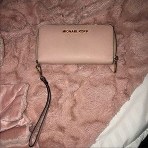 EUC MICHAEL KORS CONTINENTAL WRISTLET